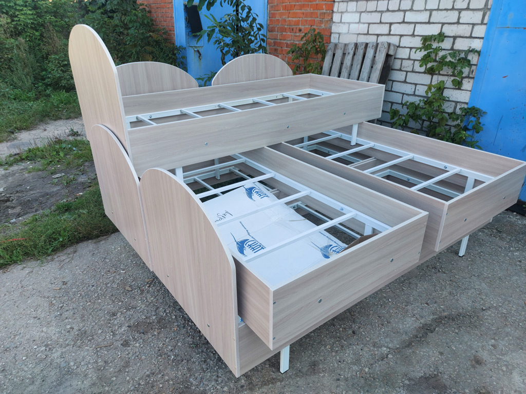 Кровать на металлическом каркасе Кровать на металлическом каркасе