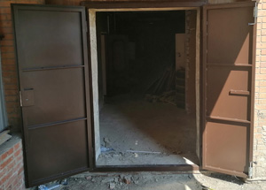 Металлическая двухстворчатая дверь