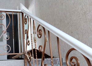 Металлические перила с поручнями из дерева