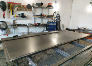 Металлическая дверь с перилами