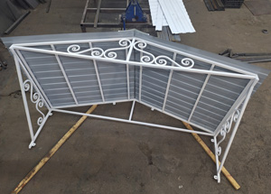 Сварной металлический козырёк с декором