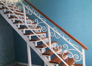 Металлические перила для лестницы в дом