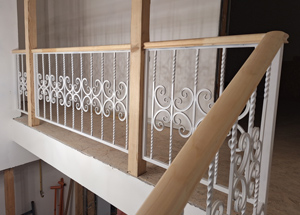 Сварные перила из металла с декором