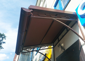 Козырёк с покрытием мягкой кровлей