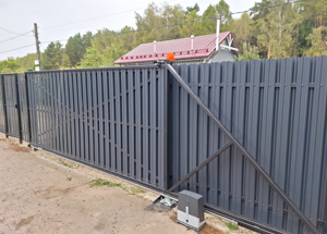 Забор из металлического штакетника