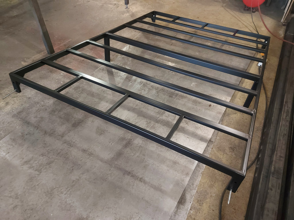 Кровать на металлическом каркасе Кровать на металлическом каркасе