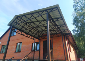 Входная группа с покрытием из металлочерепицы