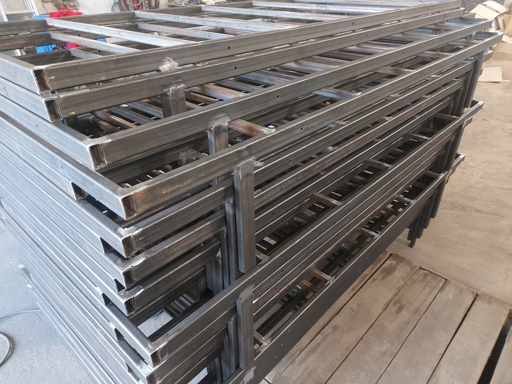 Кровать на металлическом каркасе Кровать на металлическом каркасе