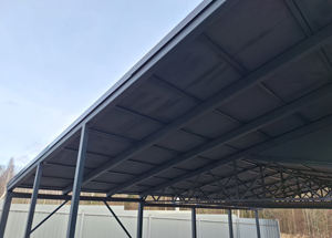 Навес с комбинированной кровлей