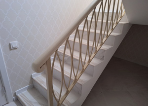 Перила для лестницы из металла в дом