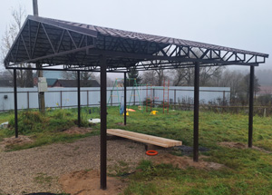 Двухскатный навес из металлочерепицы