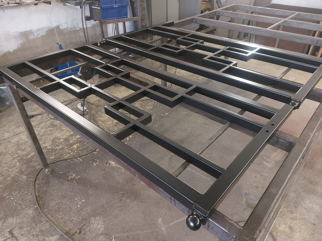 Кровать на металлическом каркасе Кровать на металлическом каркасе