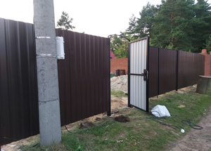 Забор из профнастила с воротами