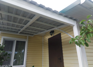 Козырёк над входом в дом