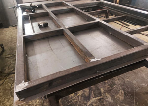 Сварная дверь в квартиру из металла