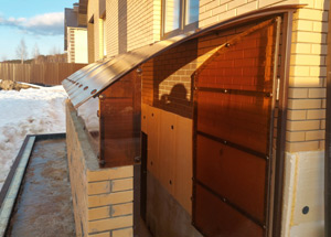 Навес над подвалом из поликарбоната