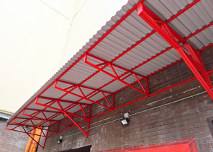 Большой козырёк с покрытием профлист