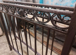Перила с декоративными элементами