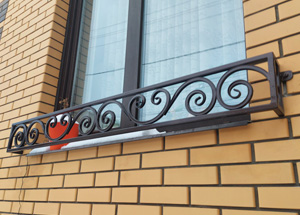 Металлические цветочницы на окна