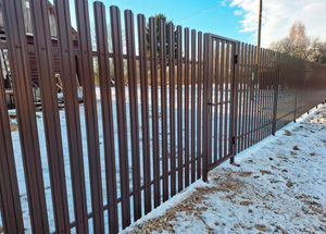 Забор с воротами из металлоштакетника