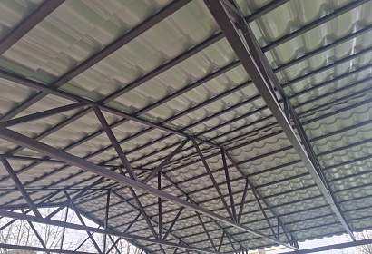 Двухскатный навес из металлочерепицы Двухскатный навес из металлочерепицы