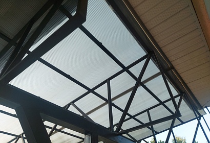 Односкатный навес из поликарбоната