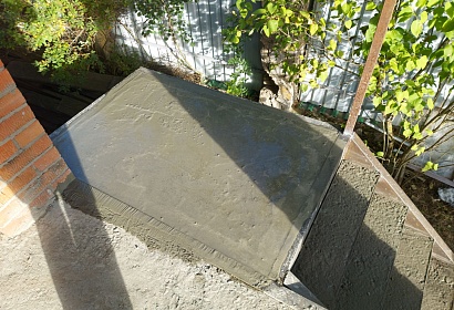 Металлическая лестница с площадкой для дома