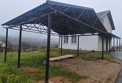 Двухскатный навес из металлочерепицы Двухскатный навес из металлочерепицы