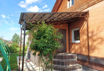 Навес над крыльцом частного дома
