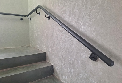 Перила из круглой трубы с ограждением