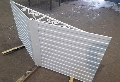 Сварной металлический козырёк с декором