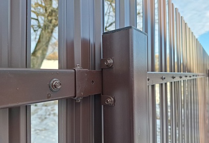 Забор с воротами из металлоштакетника