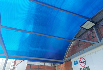 Арочный козырёк из поликарбоната