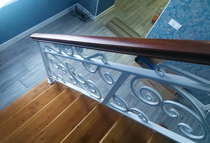 Металлические перила для лестницы в дом