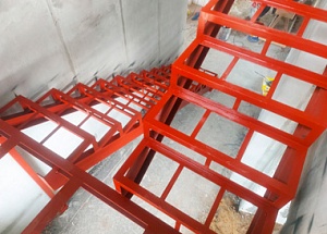 Металлический каркас лестницы на второй этаж