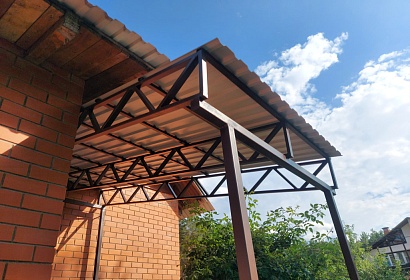 Навес над крыльцом частного дома