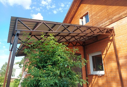 Навес над крыльцом частного дома