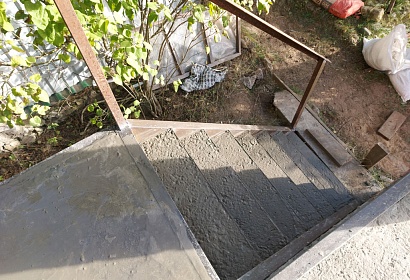 Металлическая лестница с площадкой для дома