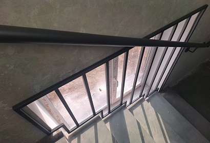 Перила из круглой трубы с ограждением