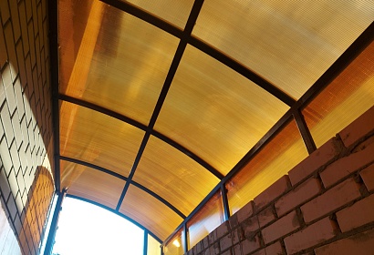 Навес над подвалом из поликарбоната Навес над подвалом из поликарбоната