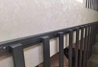 Перила из круглой трубы с ограждением