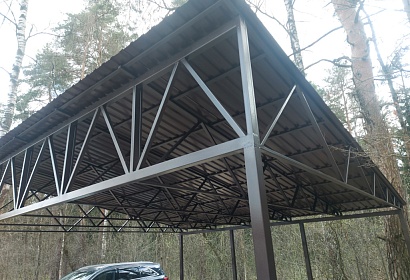 Навес с покрытием из профильного листа