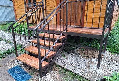 Входная группа с обшивкой деревом Входная группа с обшивкой деревом