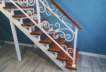 Металлические перила для лестницы в дом