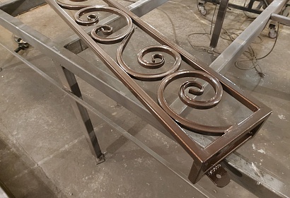 Металлические цветочницы на окна Металлические цветочницы на окна