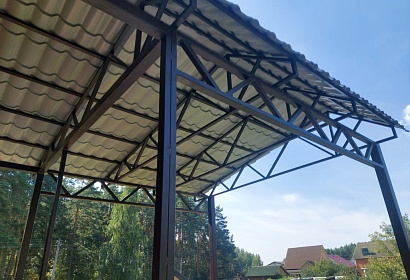 Входная группа с покрытием из металлочерепицы