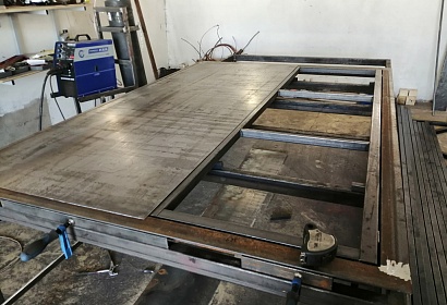 Металлическая двухстворчатая дверь