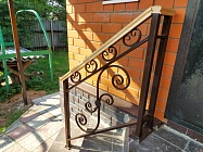 Перила с декоративными элементами