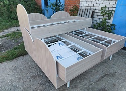 Кровать на металлическом каркасе