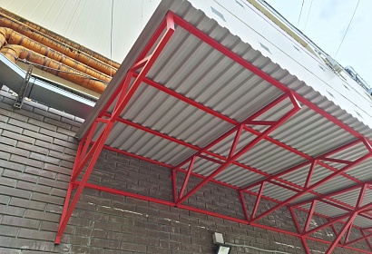 Большой козырёк с покрытием профлист Большой козырёк с покрытием профлист